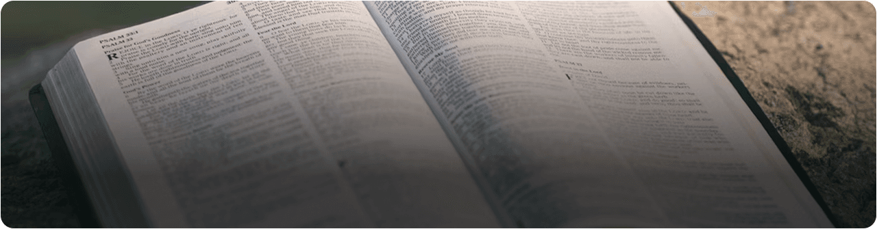 Bíblia aberta com páginas visíveis