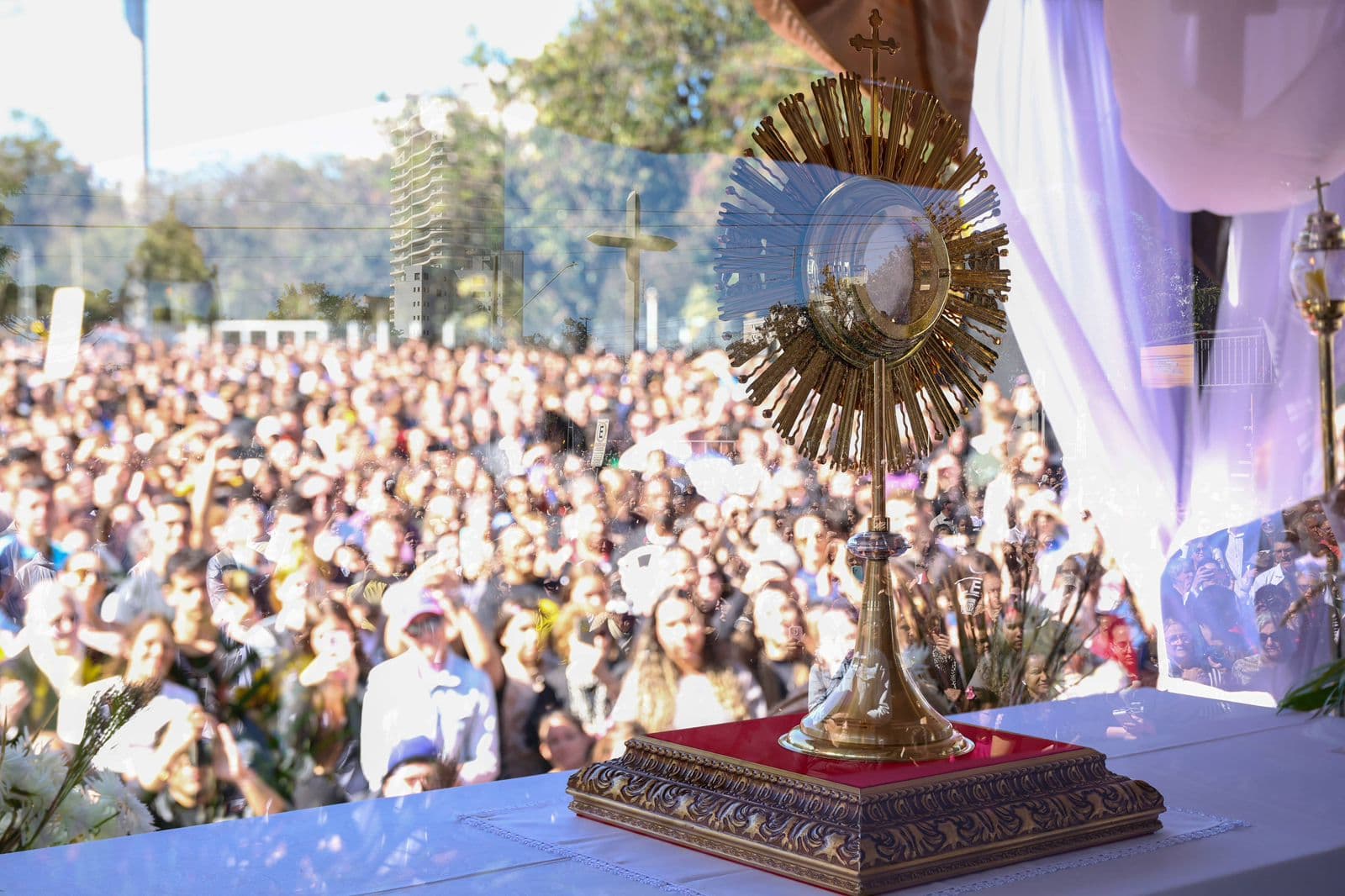 Corpus Christi reúne mais de 15 mil fiéis em Cascavel (PR)