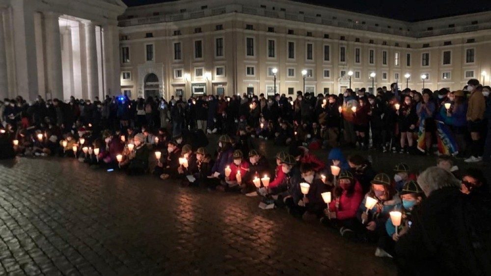 Ucrânia: escoteiros na Praça São Pedro rezam pelo fim da guerra