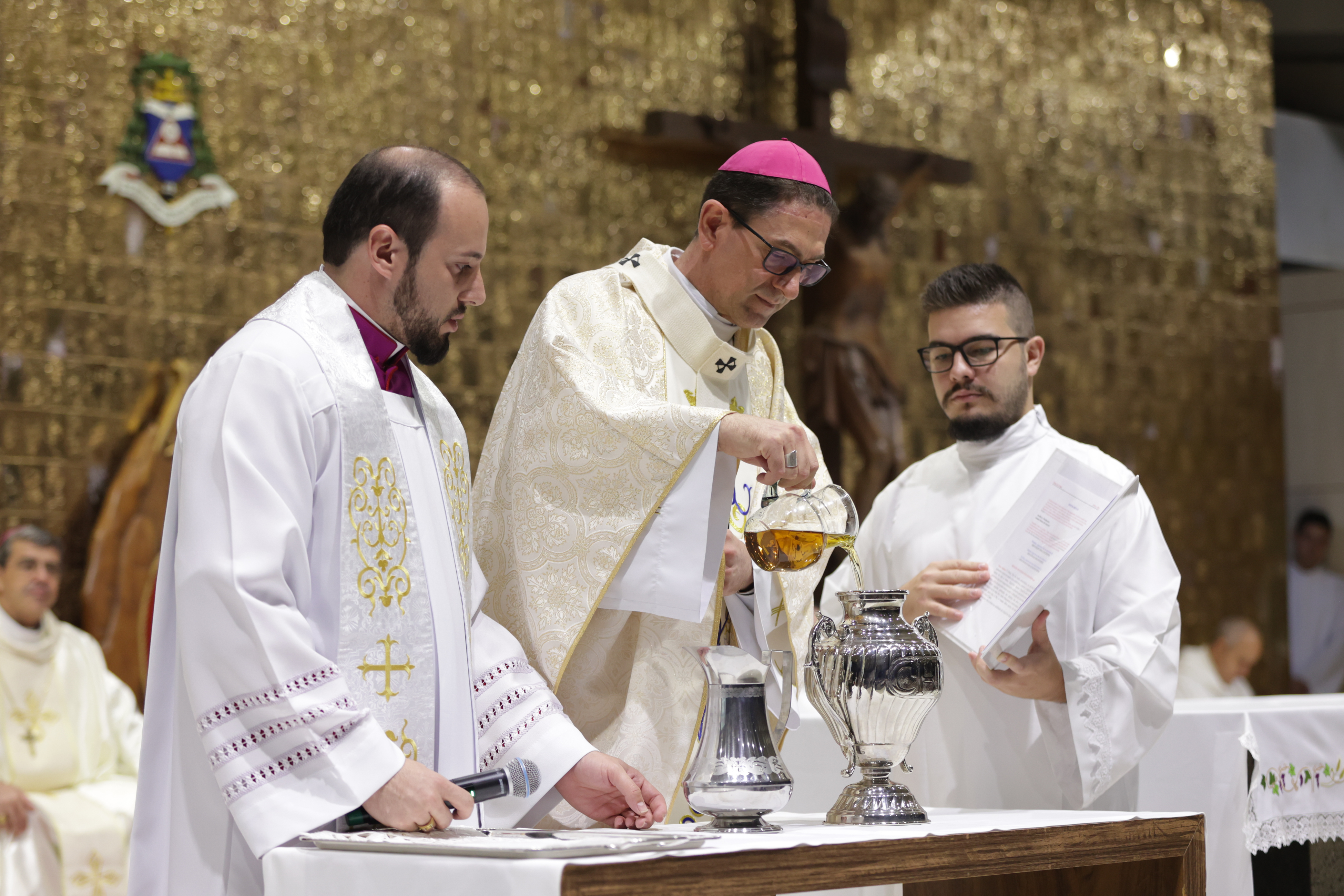 Clero renova promessas sacerdotais durante Missa dos Santos Óleos em Cascavel 