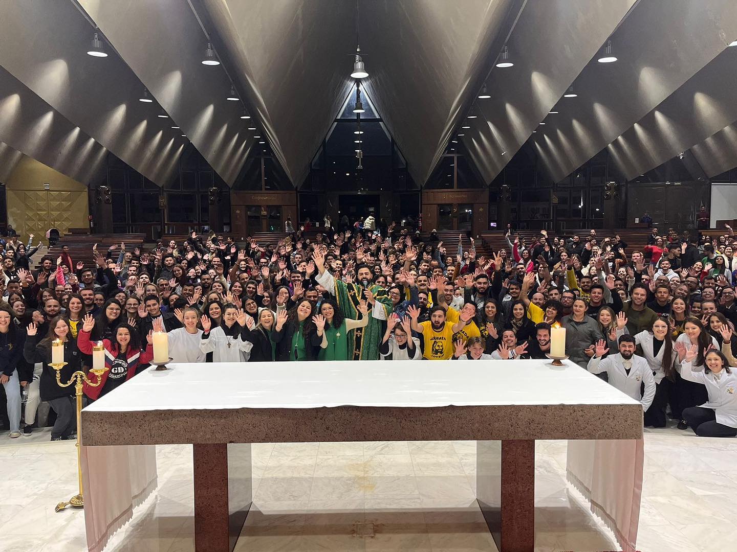 Mesmo com frio, Missa Jovem reúne milhares de jovens na Catedral de Cascavel 