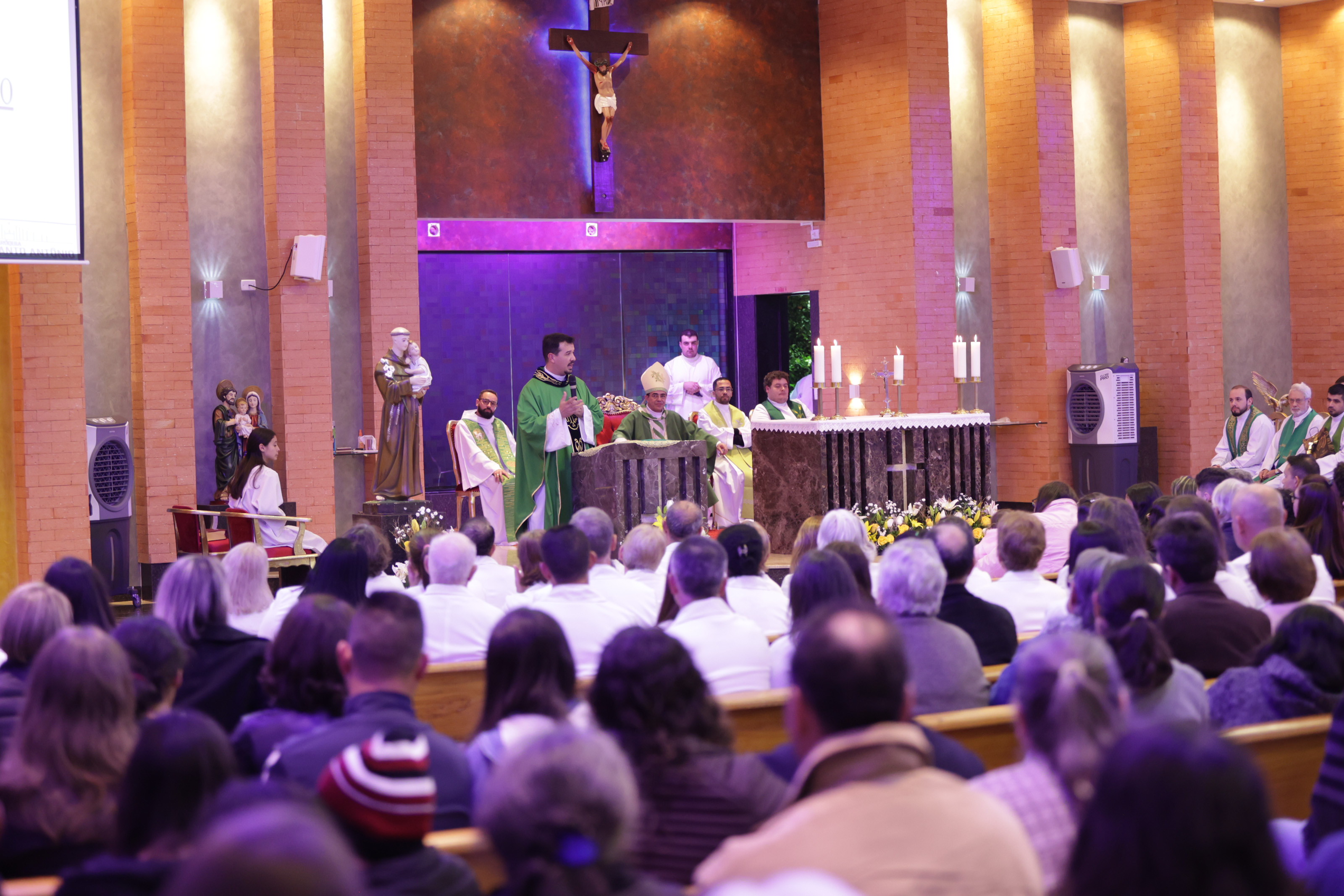 Três paróquias da Arquidiocese de Cascavel recebem novos párocos 