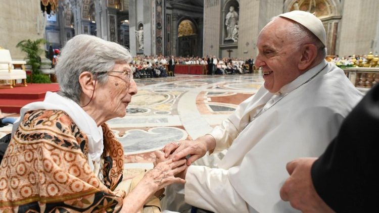 Papa: não marginalizar os idosos, mas crescer juntos com paciência e respeito