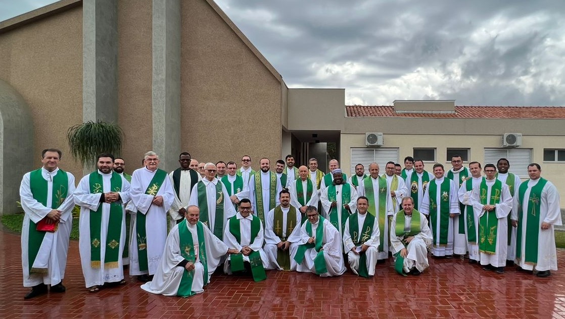 Retiro do clero: sacerdotes da Arquidiocese de Cascavel retornam para paróquias após quatro dias em retiro 