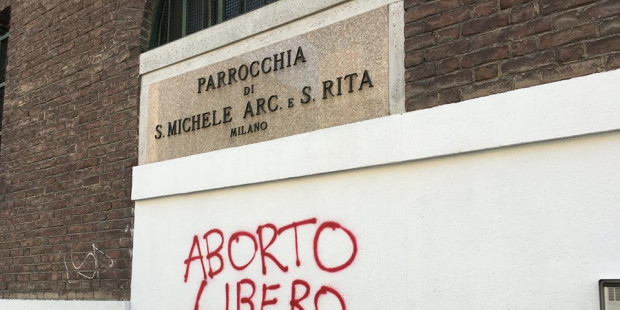 Picharam um lema pr aborto na igreja mas a resposta do padre foi